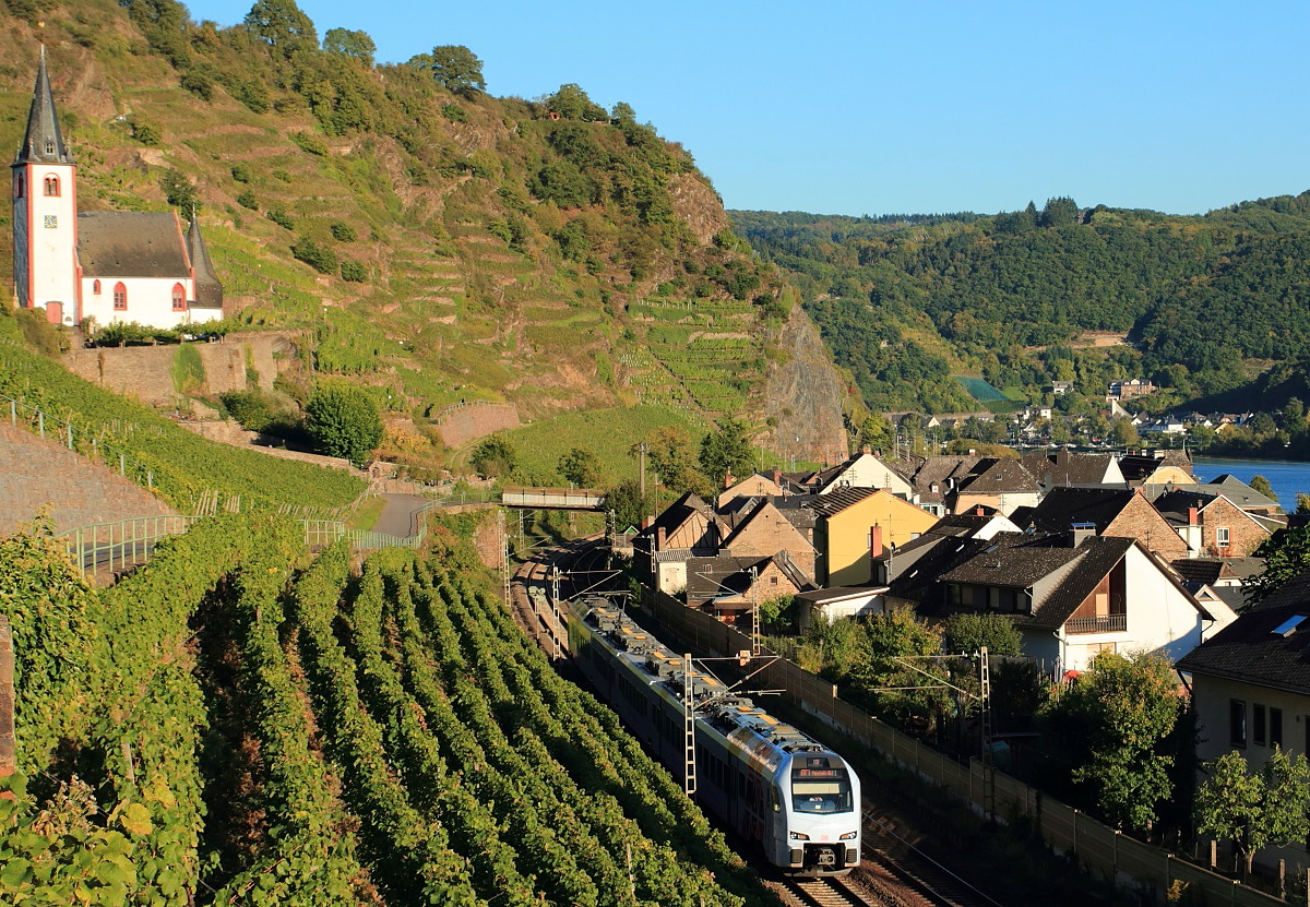 Ein 429 der DB fährt am 02.10.2015 als RE 1 durch den Moselort Hatzenport. Der RE 1 verbindet Koblenz und Mannheim, allerdings nicht auf dem direkten Weg durch das Rheintal über Mainz, sondern über Trier - Saarbrücken - Kaiserslautern. Die Züge sind im schnellen Regionalverkehr als SÜWEX (Abkürzung für Südwestexpress) unterwegs und bieten einen höheren Fahrtkomfort (u. a. größerer Sitzabstand und mobiler Catering-Service im Zug).