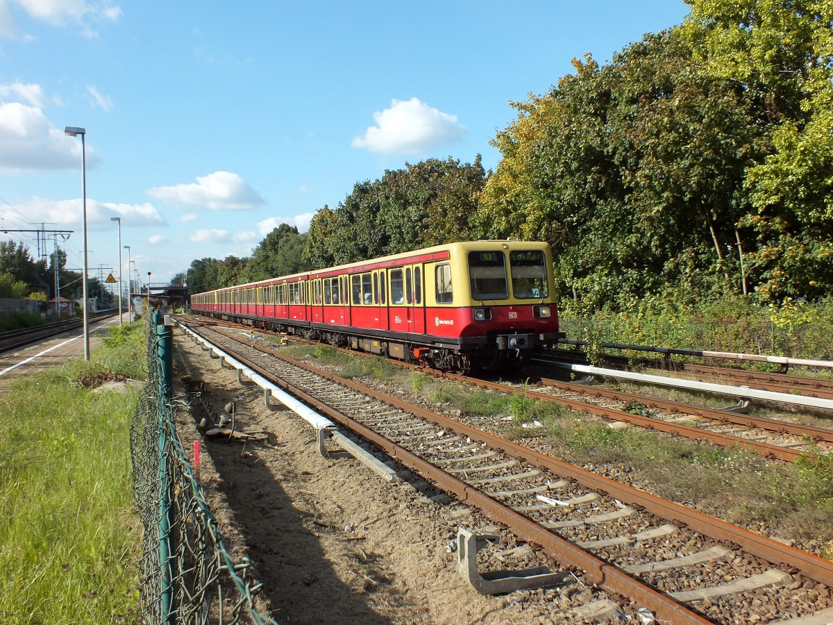 Ein 485er-Vollzug mit 485 085 an der Spitze verlsst Berlin-Karlshorst. 2.10.13
S3 -> Erkner