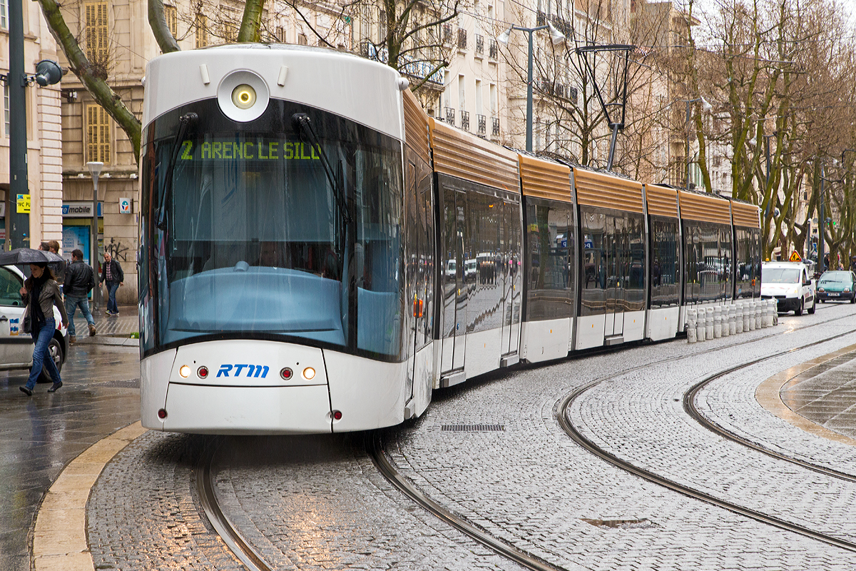 Ein 7-teiliger Bombardier Flexity Outlook C - Cityrunner der Linie T 2 (nach Arenc le Silo) der Straenbahn in Marseille. hier am 25.03.2015 bei der Station Belsunce Alcazar.

Die Straenbahn von Marseille (frz. Tramway de Marseille) ist einer der drei Straenbahnbetriebe in Frankreich, die nicht in der zweiten Hlfte des 20. Jahrhunderts vollstndig stillgelegt wurden. Heute ist die Straenbahn Teil der Rgie des Transports de Marseille (RTM) und zwei Linien sind in Betrieb; eine dritte befindet sich im Bau. Ehemals war das Streckennetz 178 km lang, z.Z. sind es heute 11,5 km.

Die Fahrzeuge fr Marseille vom Typ Flexity Outlook wurden seit 2006 in Wien von Bombardier Transportation produziert. Die Inbetriebnahme der Straenbahnen erfolgte auf dem Testgleis der Wiener Straenbahn. Bis Juli 2007 wurden 26 der fnfteiligen Triebzge zum Preis von jeweils 2,1 Millionen Euro geliefert.
Diese waren bei der Lieferung 32,5 Meter lang und 2,4 Meter breit. Die Frontpartie der Triebwagen soll an ein Schiff erinnern, ein Hinweis auf die Bedeutung Marseilles als grter Seehafen Frankreichs. Die Hchstgeschwindigkeit betrgt 70 km/h und in dem 32,5 m langen Fahrzeug fanden 204 Fahrgste Platz, davon 44 Sitzpltze. Im Jahr 2012 wurden alle Wagen durch den Einbau von zwei zustzlichen Modulen auf 42,5 Meter verlngert, gleichzeitig wurde die Innenausstattung erneuert. Dieser Umbau kostete etwa 23 Millionen Euro.

Weitere Daten:
Spurweite: 1.435 mm
Stromsystem: 750 V DC ber Oberleitung
Haltestellen: 28
