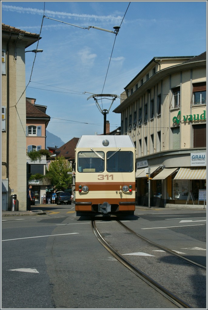 Ein A-L Regionalzug frht mitten durch Aigle zum Bahnhof. 
22. Aug. 2013