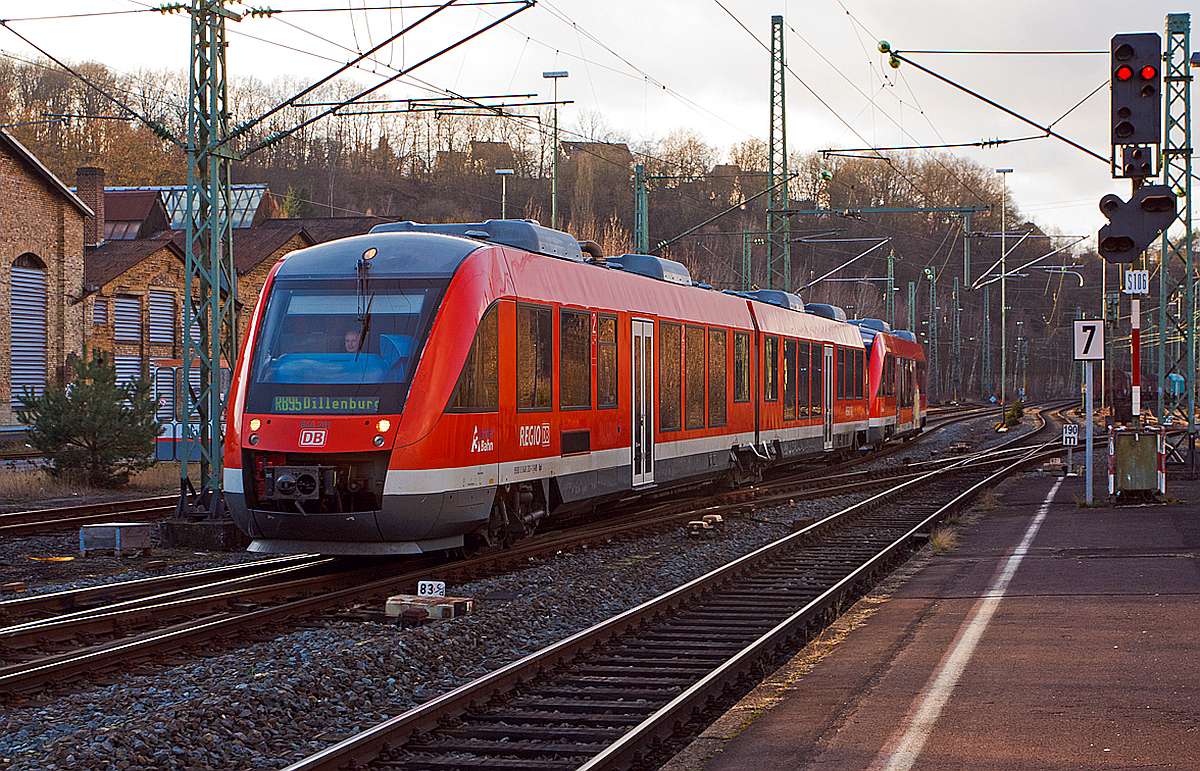 
Ein Alstom Coradia LINT 41 (648 201 / 648 701) in Doppeltraktion mit einem Alstom Coradia LINT 27 (640 019) beide von der DreiLänderBahn fahren am 17.02.2014 als RB 95  Sieg-Dill-Bahn  (Au/Sieg - Siegen- Dillenburg) in den Bahnhof Betzdorf/Sieg ein.