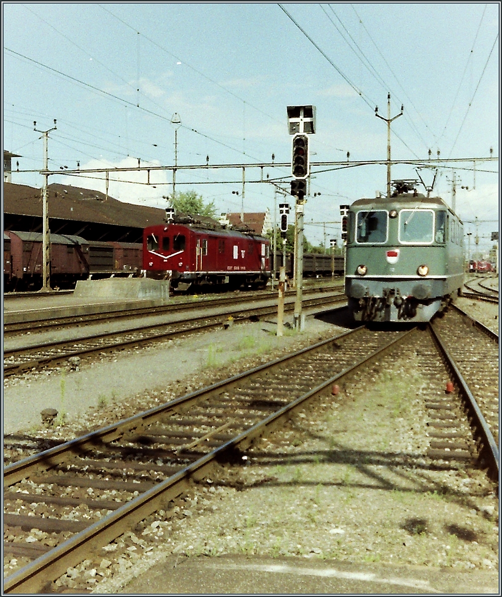 Ein Analogbild der EBT SMB VHB Re 4/4 III 112  Solothurn  und einem De 4/4 aus Solothurn. 

Sept. 1993