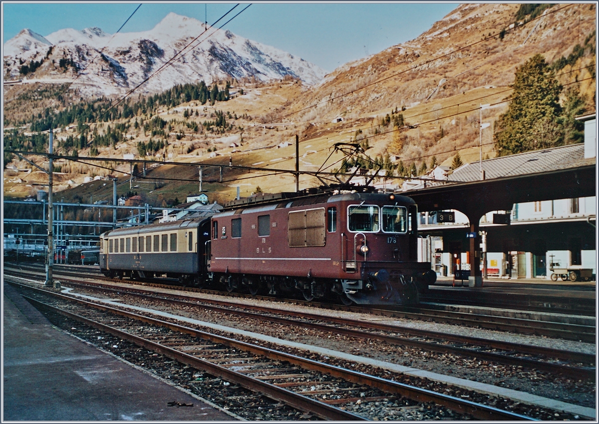 Ein Analogbild zum Thema BLS Autoverlad am Gotthard im Sptherbst 2001: die BLS Re 4/4 178 ist mit einem Bt in Airolo eingetroffen. 
Nov. 2001 