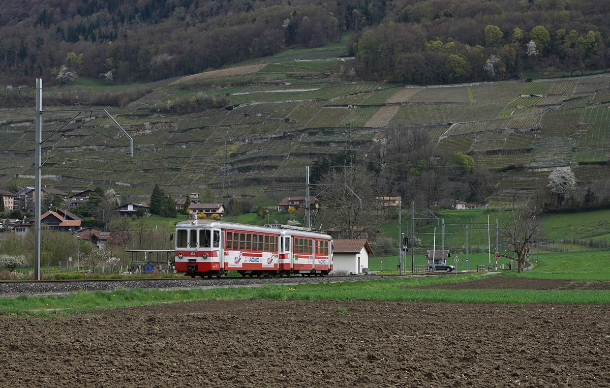 Ein AOMC Regionalzug auf dem Weg nach Monthey kurz nach seinem Halt in Villy.
7. April 2016