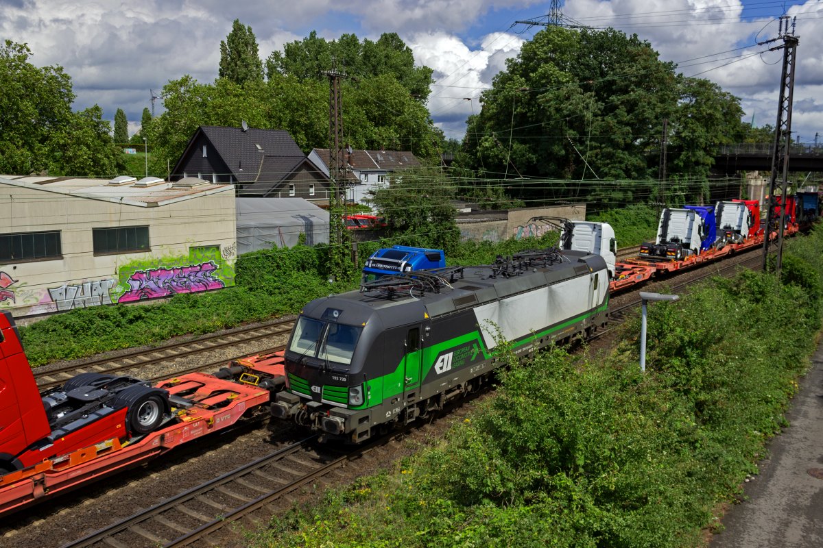 Ein Argument fr die Verlagerung des Gterverkehrs auf die Schiene ist ja, dass ein einziger Zug zahlreiche LKW-Fahrten ersetzen kann. Die Begegnung von 193 739 mit zahlreichen Zugmaschinen als Ladung eines entgegenkommenden Zuges erweitert diese Argumentation quasi um eine weitere Ebene: Nicht nur die Ladung, sondern auch die LKW selbst knnen mit der Bahn klimafreundlich transportiert werden.