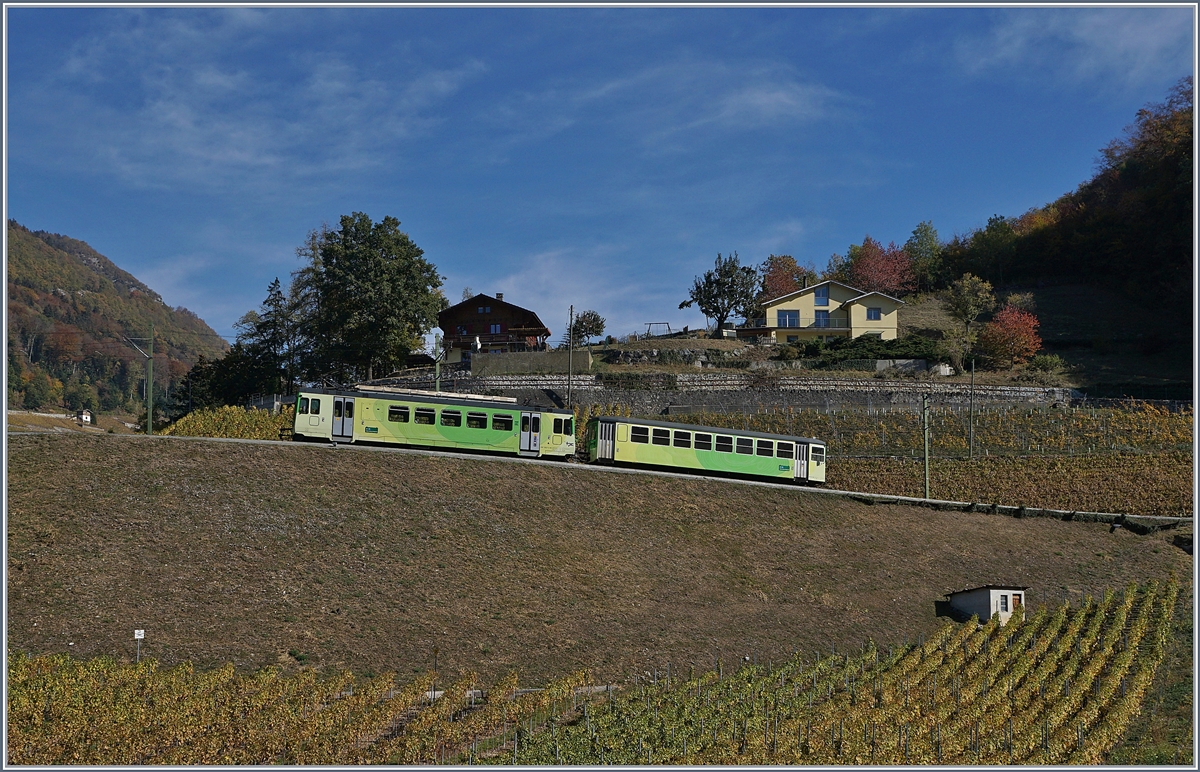 Ein ASD Regionalzug von Les Diablerets nach Aigle oberhalb der Weinberge von Aigle. 
26. Okt. 2018