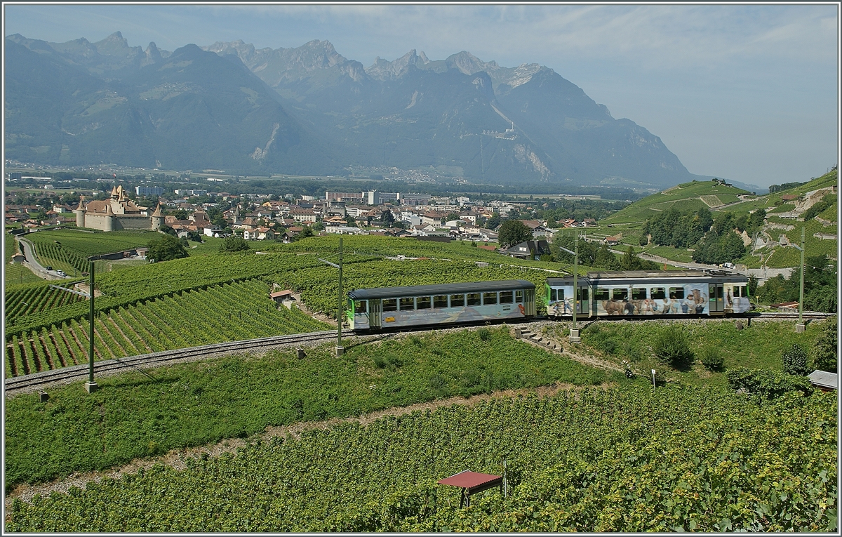 Ein ASD Regionalzug oberhalb von Aigle. 
22. Aug. 2013