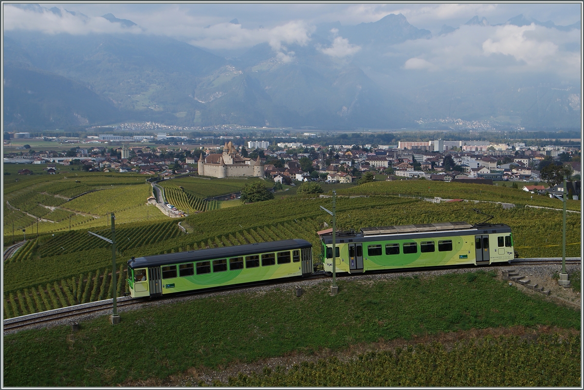 Ein ASD Regionalzug Richtung Aigle oberhalb des Schlosses von Aigle. 
4. Okt. 2014