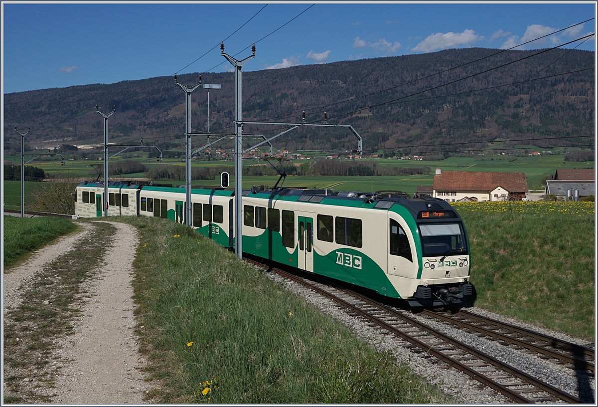 Ein aus zwei BAM Be 4/4 SURF und Mittelwagen gestehender Regionalzug erreicht Ballens.
10. April 2017