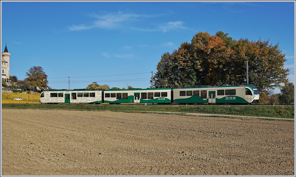 Ein Aus zwei SURF Be 4/4 und einem Mittelwagen gestehener BAM Regionalzug vor der Kulisse des Château de Vufflens.
17. Okt. 2017