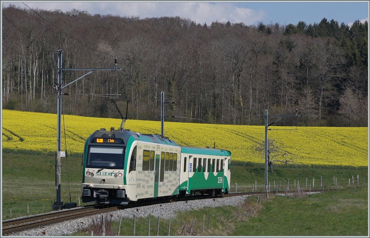 Ein BAM MBC Regionalzug ist auf der Stichstrecke Apples - L'Isle auf dem Weg nach Isle.

20. April 2021