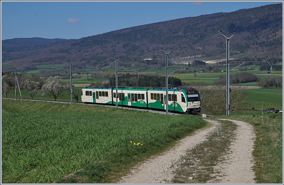 Ein BAM MBC Regionalzug von Bière nach Morges unterwegs erreicht Ballens.

10. April 2017