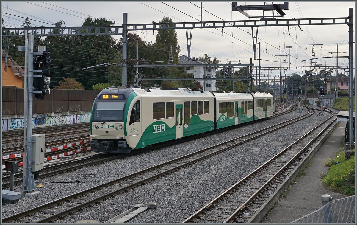 Ein BAM MBC SURF Be 4/4 Regionalzug verlässt Morges in Richtung Bière. 

18. Okt. 2021