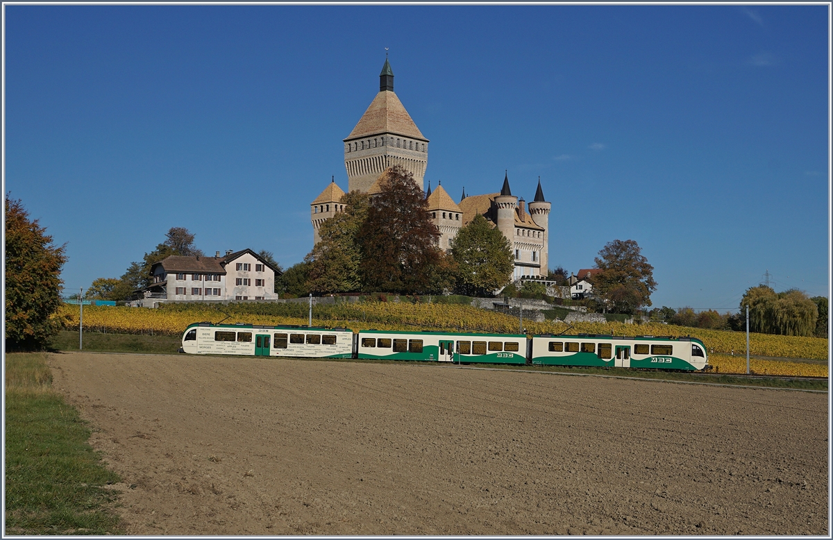 Ein BAM Regionalzug bestehend aus zwei SURF Be 4/4 und einem Zwischenwagen vor der Kulisse des Château de Vufflens.
17. Okt. 2017