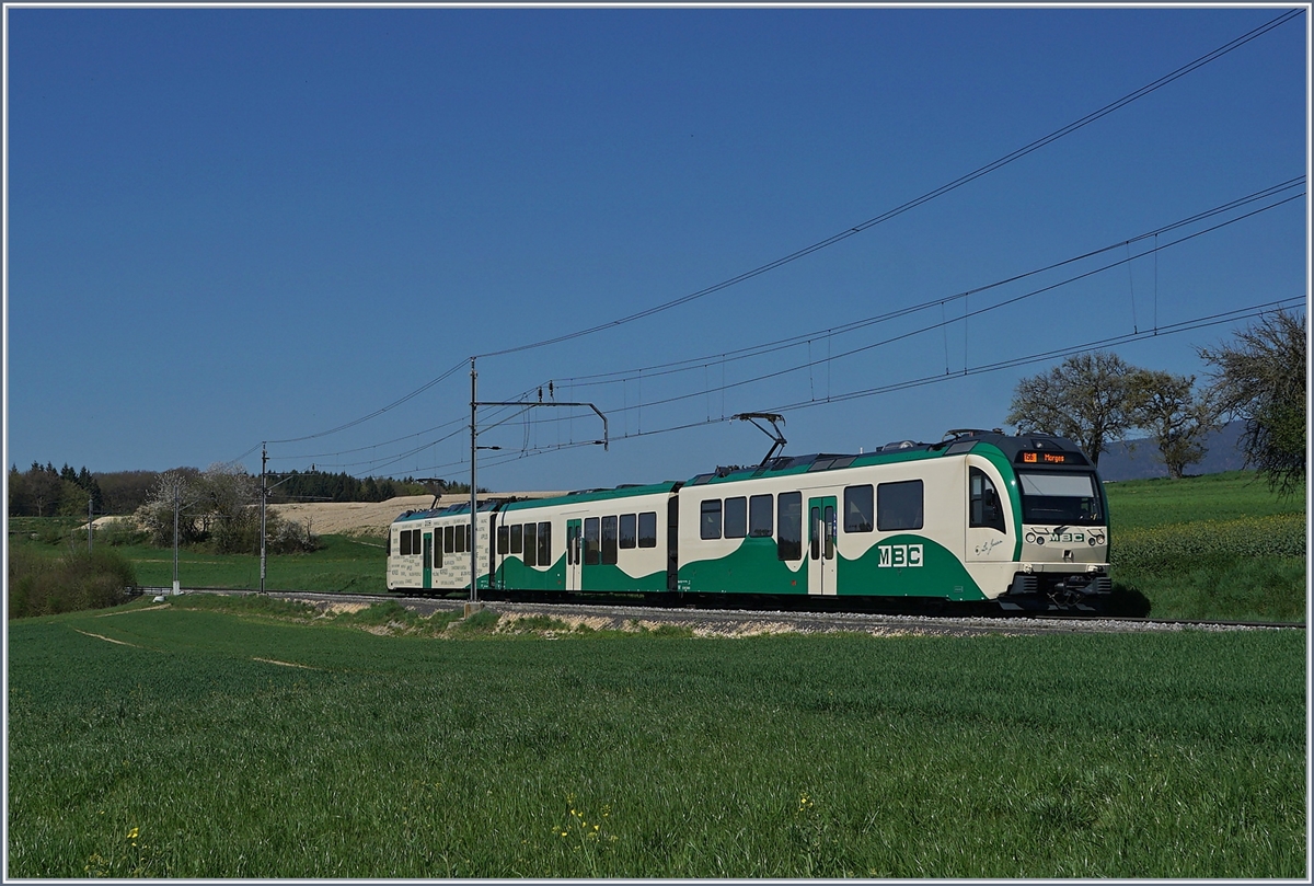 Ein BAM Regionalzug bestehend aus zwei SURF Be 4/4 und einem Zwischenwagen auf der Fahrt von Biere nach Morges kurz vor Apples.
19. April 2018