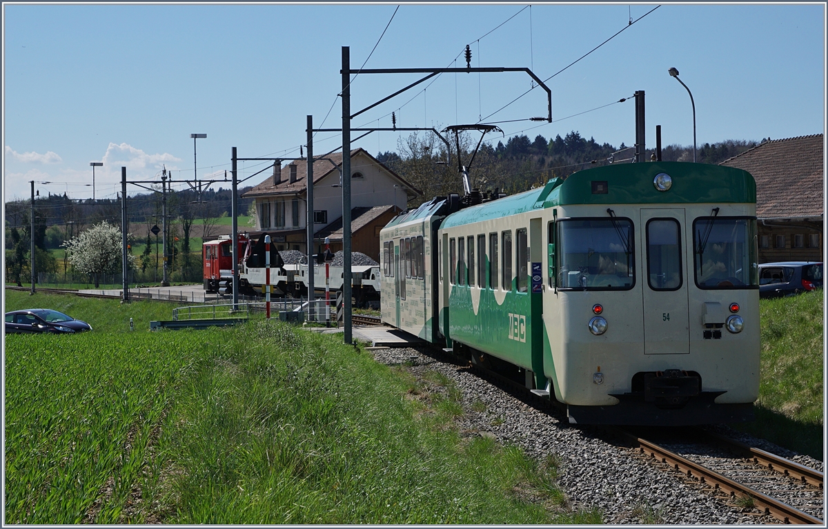 Ein BAM Regionalzug bestehend aus Be 4/4 und Bt 54 nach Apples erreicht Pampigny-Sévery.

10. April 2020