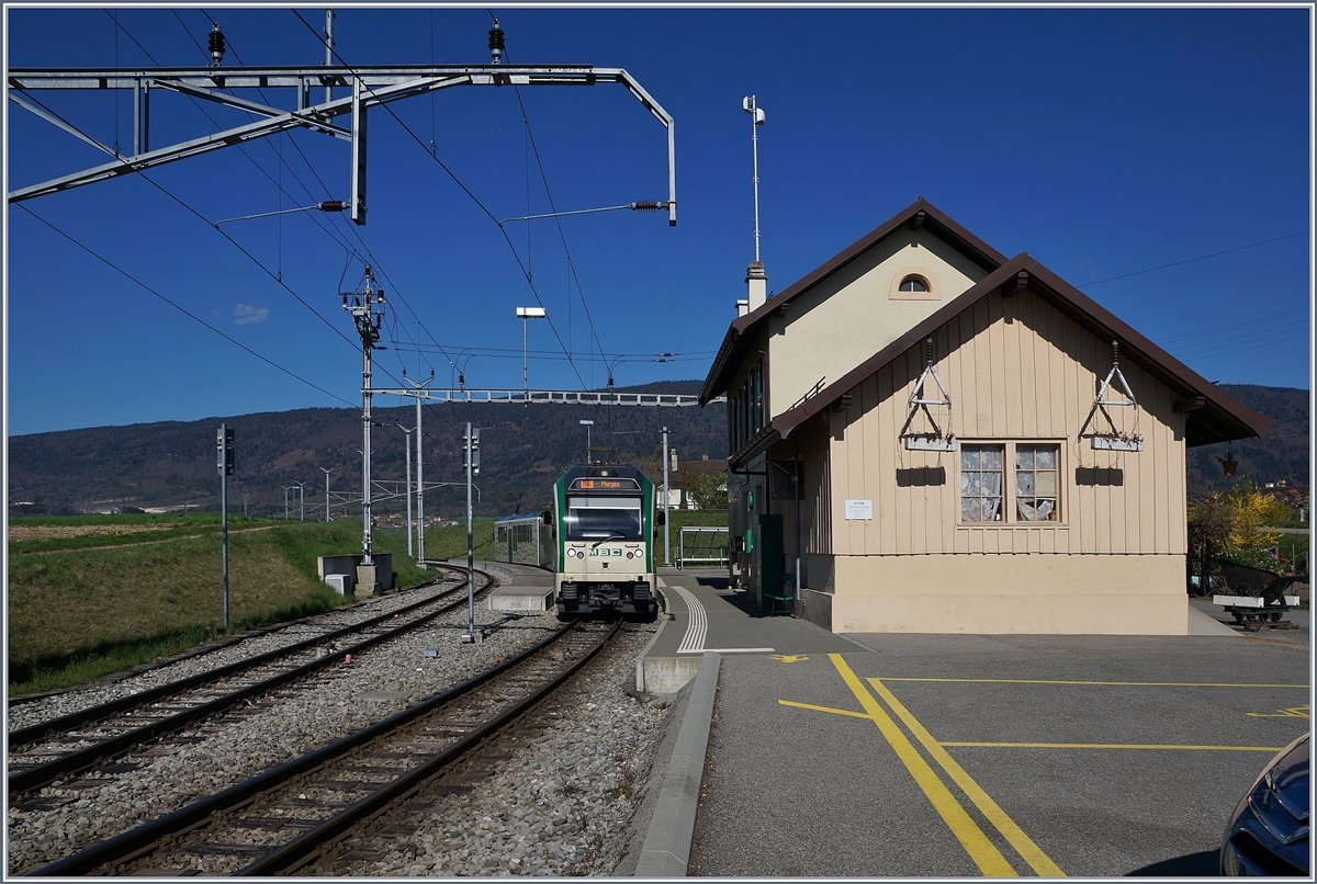 Ein BAM Regionalzug erreicht den Bahnhof Ballens.

10. April 2017