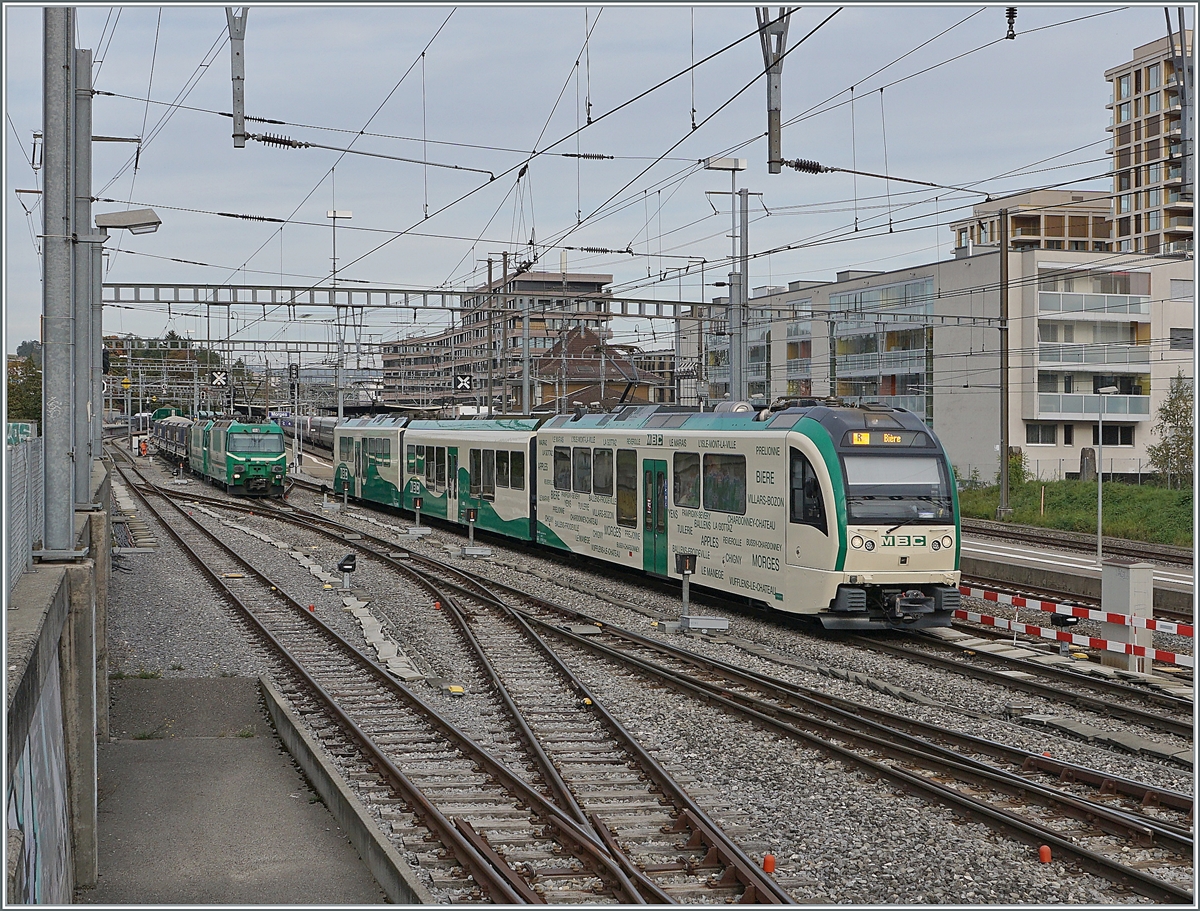 Ein BAM Regionalzug nach Bière verlässt Morges. 

18. Okt. 2021