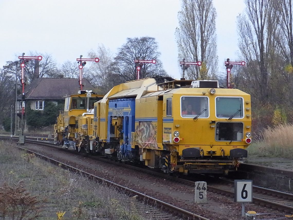 Ein Bauzug Richtung Gera, am 14.11.2013 in Zeitz. (Foto: Ralf Kuke)