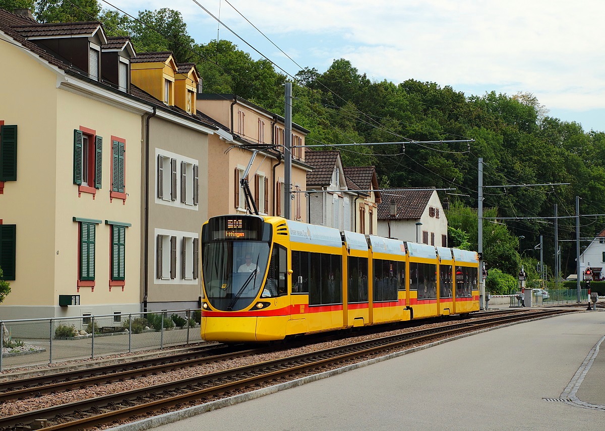 Ein Be 6/10 der BLT durchfhrt am 08.08.2015 auf dem Weg von Dornach nach Ettlingen Mnchenstein