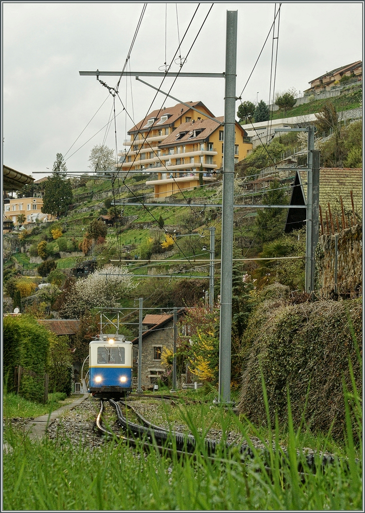 Ein Beh 2/4 auf Bergfahrt bei Montreux. 
05.April 2012