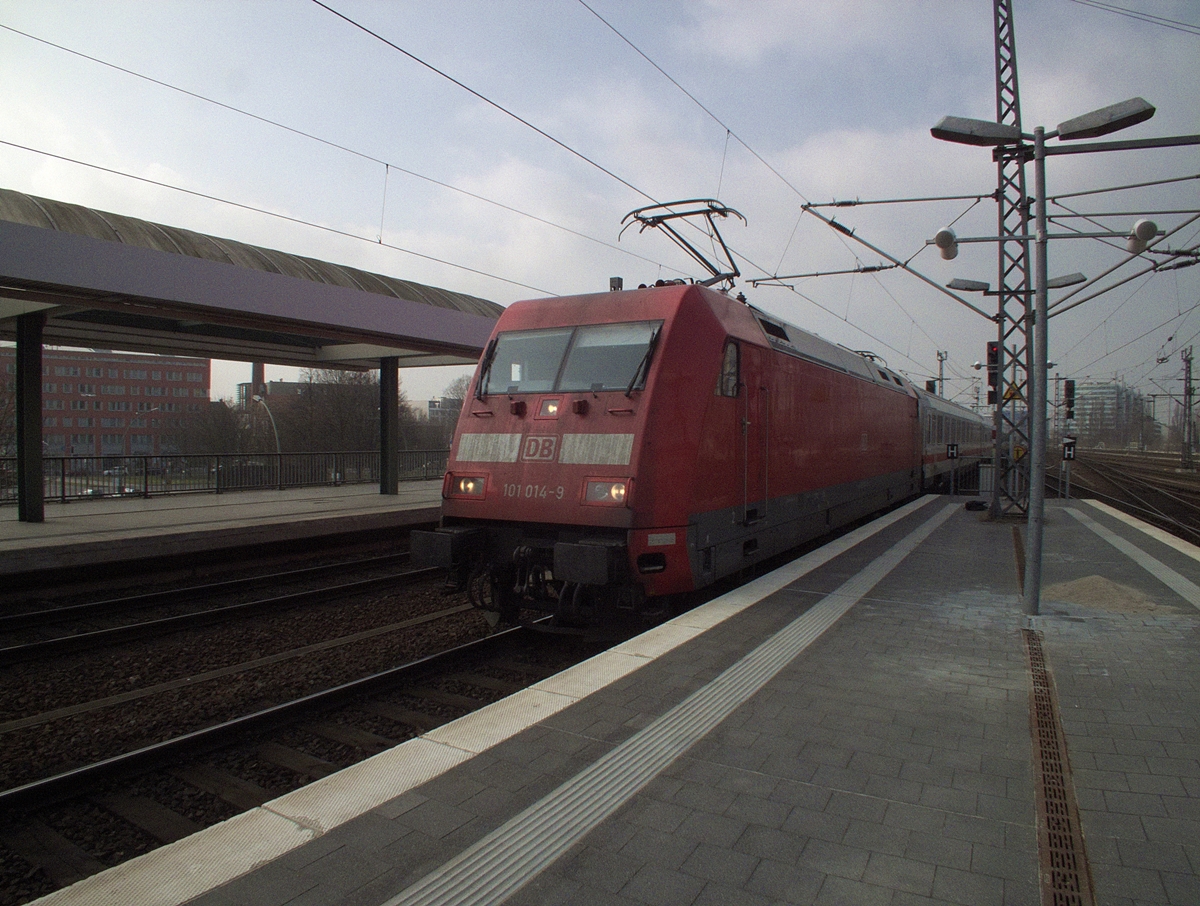 Ein besonderer Zug: IC2388 (Frankfurt - Berlin), hier gezogen von 101 014, wird in Hannover mit IC 2222 (Aachen - Berlin), Zuglok (nicht sichtbar): 101 122, vereinigt. Die zweite 101 luft dabei in der Zugmitte. Hier kommt diese Komposition am 6.3.14 in Berlin Ostbahnhof an.