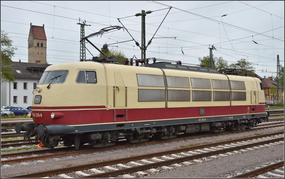 Ein Besuch in Singen am Hohentwiel. Man glaubt es kaum, aber 103 235-8 kommt zur letzten Fahrt eines Tf ausnahmsweise nach Singen. Es wird auf dem Stumpengleis an Bahnsteig 2 geparkt. April 2014.