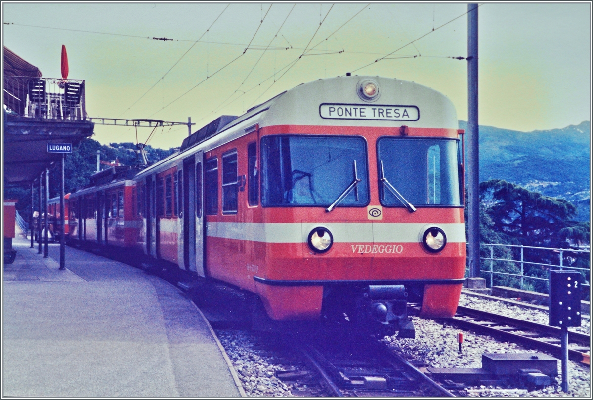 Ein Bild aus einer Zeit, als die FLP  Manderindli  noch nicht lächelten...
Der FLP Be 4/8 23  Vedeggio  wartet in Lugano FLP auf die Abfahrt. Interessant auch, das Weichensignal ganz rechts im Bild. 

Ein Analogbild aus dem Jahre 1985