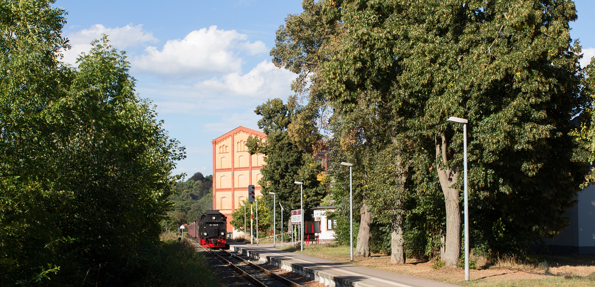 Ein Bild eines Dampfzuges vor moderner Kulisse war ebenfalls eines meiner Vorhaben an meinem Fototag im Harz, dem 18.08.16. Ich fuhr nach Nordhausen und ließ mich überraschen, wo es mich denn da hinverschlägt. Es war der Bahnhof Nordhausen Altentor, an dem man das ehemalige Finanzamt mit Zug ablichten kann. 