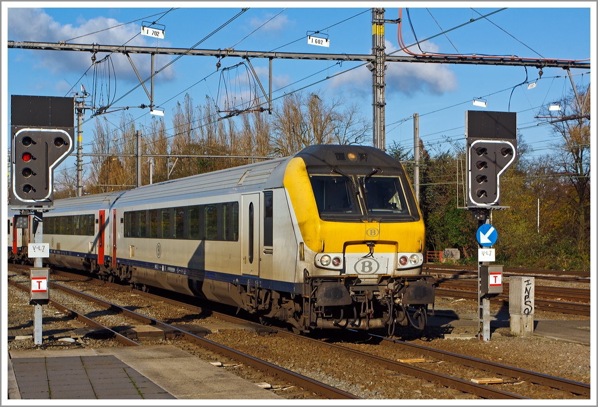 Ein Bild für Stefan, da er die Sonne so vermisst, sind wir für ihn nach Brügge in die Sonne gefahren. 

Steuerwagen (I 11) voraus fährt ein IC am 23.11.2013 in den Bahnhof Brügge (Brugge).