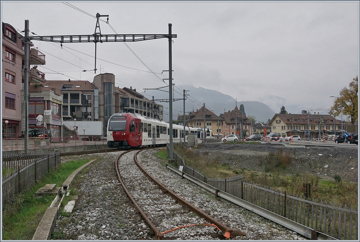 Ein Blick vom alten Trasse nach Palézieux her (Umbaubedingt stillgelegt seit März 2019 und in der Folge abgebaut) auf den  alten  Bahnhof von Châtel St-Denis mit einem TPF SURF auf der Fahrt nach Bulle.

28. Okt. 2019