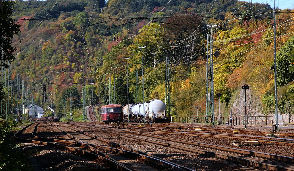 Ein Blick am Stellwerk vorbei auf einen unbekannten VT der mit ein paar Güterwagen abgestellt im Gbf Linz/Rhein steht. 30.09.2012