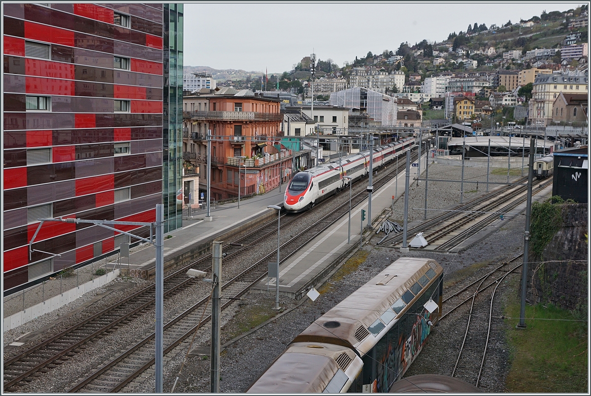 Ein Blick auf den Bahnhof von Montreux, der besonders im Normalspur Teil eher nüchtern ausfällt. Im Bild ein SBB RABe 503 auf Extrafahrt in Richtung Lausanne.

12. April 2022