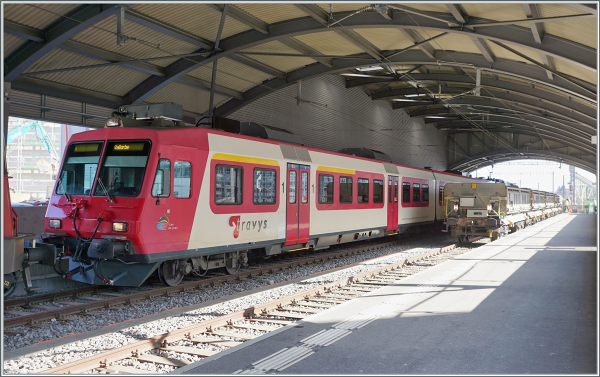 Ein Blick von Gleis 2 in Le Brassus auf den Travys Domino, der durch den Aufenthalt der Re 6/6 nicht das ganze Gleis nutzen kann. 
Am Gleis 2 ist im übrigen, die Fahrleitung ausgeschaltet und geerdet, damit die hifer zu sehenden Fans-u Wagen beladen werden können.

24.März 2022