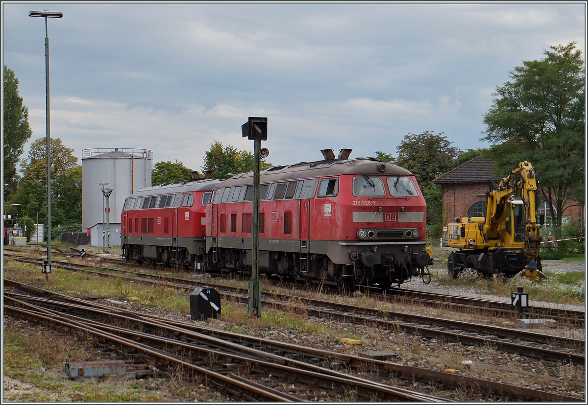 Ein Blick hinter die Kulissen - in Lindau einfach vom Bahnsteig aus zu erleben. 
Zwei DB 218 machen sich für eine EC nach München bereit. 
19. Sept. 2015