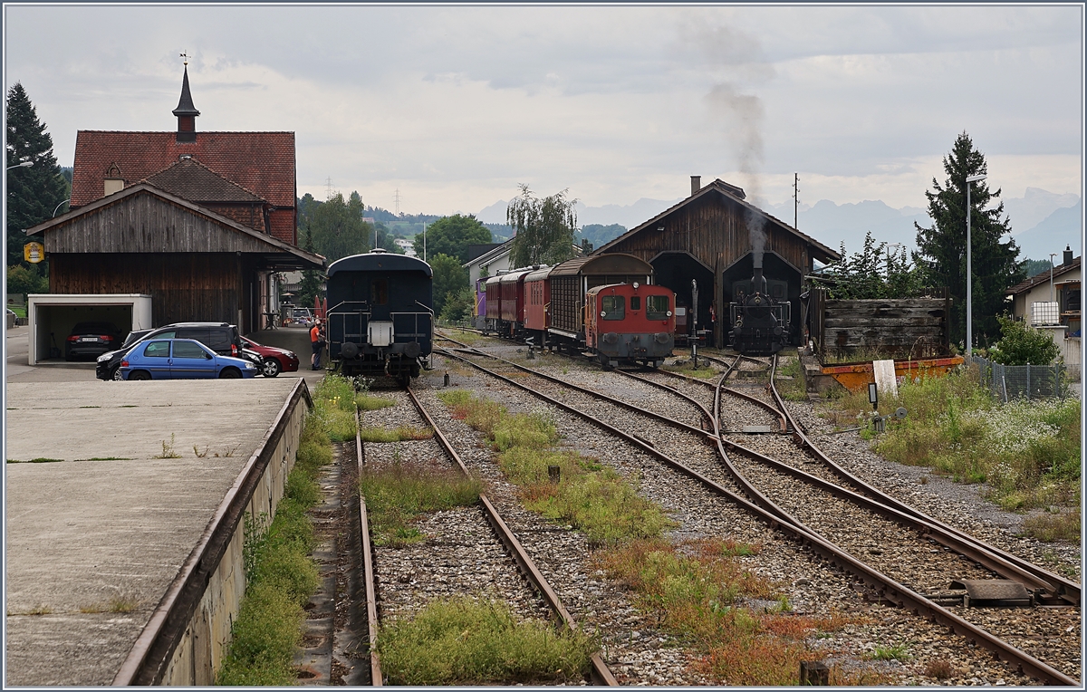 Ein Blick vom nördlichen Ende über den Bahnhof von Triengen.
Aus Uneinigkeit kam es bis heute nicht zum Bau der Strecken Aarau - Schöftland - Triengen - Sursee - (Luzern); so dass heute ein Busverkehr die entlang der Normalspurstrecke Sursee - Triengen und weiter nach Schöftland mit Anschluss an die Schmalspurige AAR nach Aarau den Personenverkehr auf der Strasse abwickelt.
27. Aug. 2017