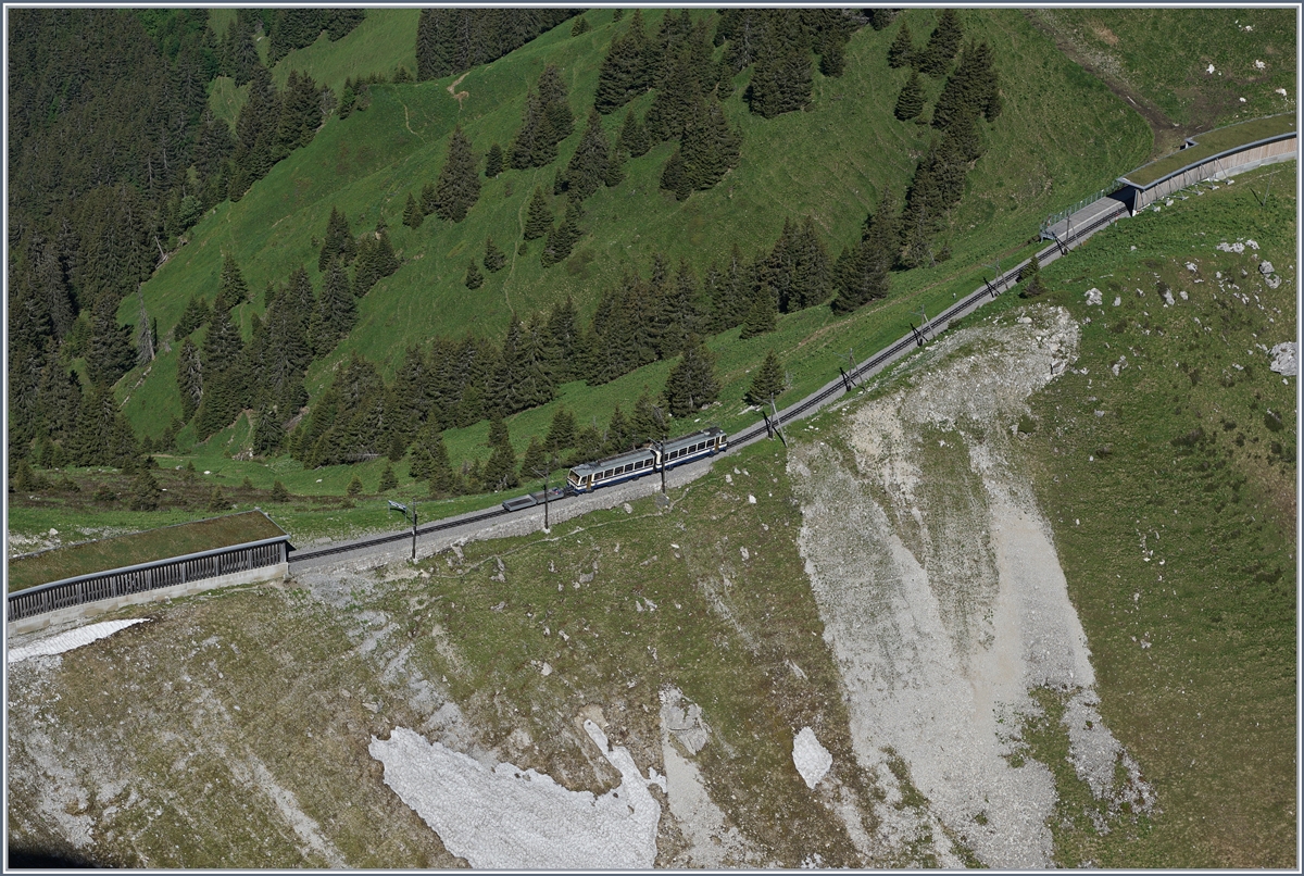 Ein Blick vom Rochers de Naye auf die Wasserscheide zwische Rhone und Rhein welche geradevon einemk Bhe 4/8 befahren wird. 28. Juni 2016