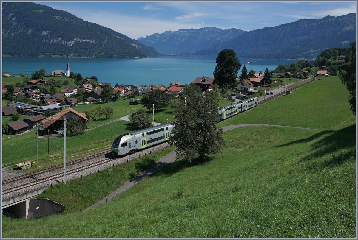 Ein BLS KISS RABe 515  MUTZ  als Regionalzug bei Faulensee mit Blick über den Ort und den Thunersee. 

19. Aug. 2020