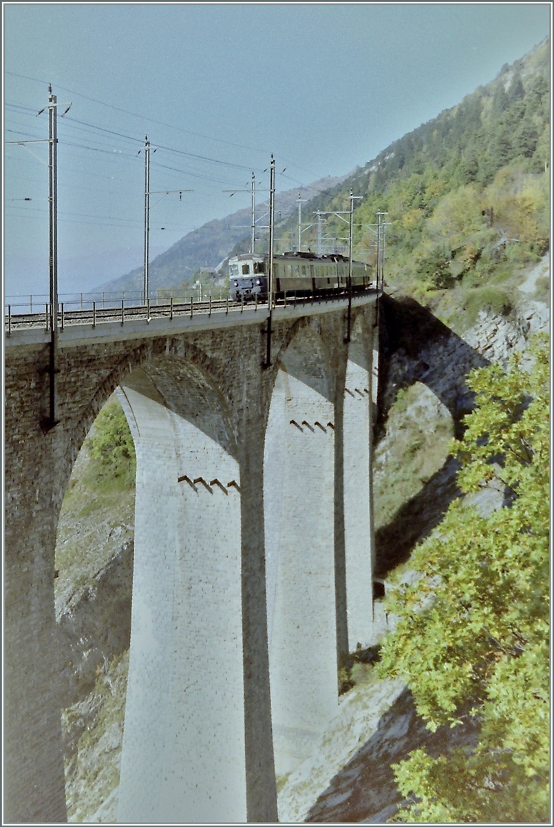 Ein BLS Klassiker der Luegelkinn Viadukt (BLS Südrampe) mit einem ABDe 4/4 (mit Bt). 

Analogbild vom Okt. 1994