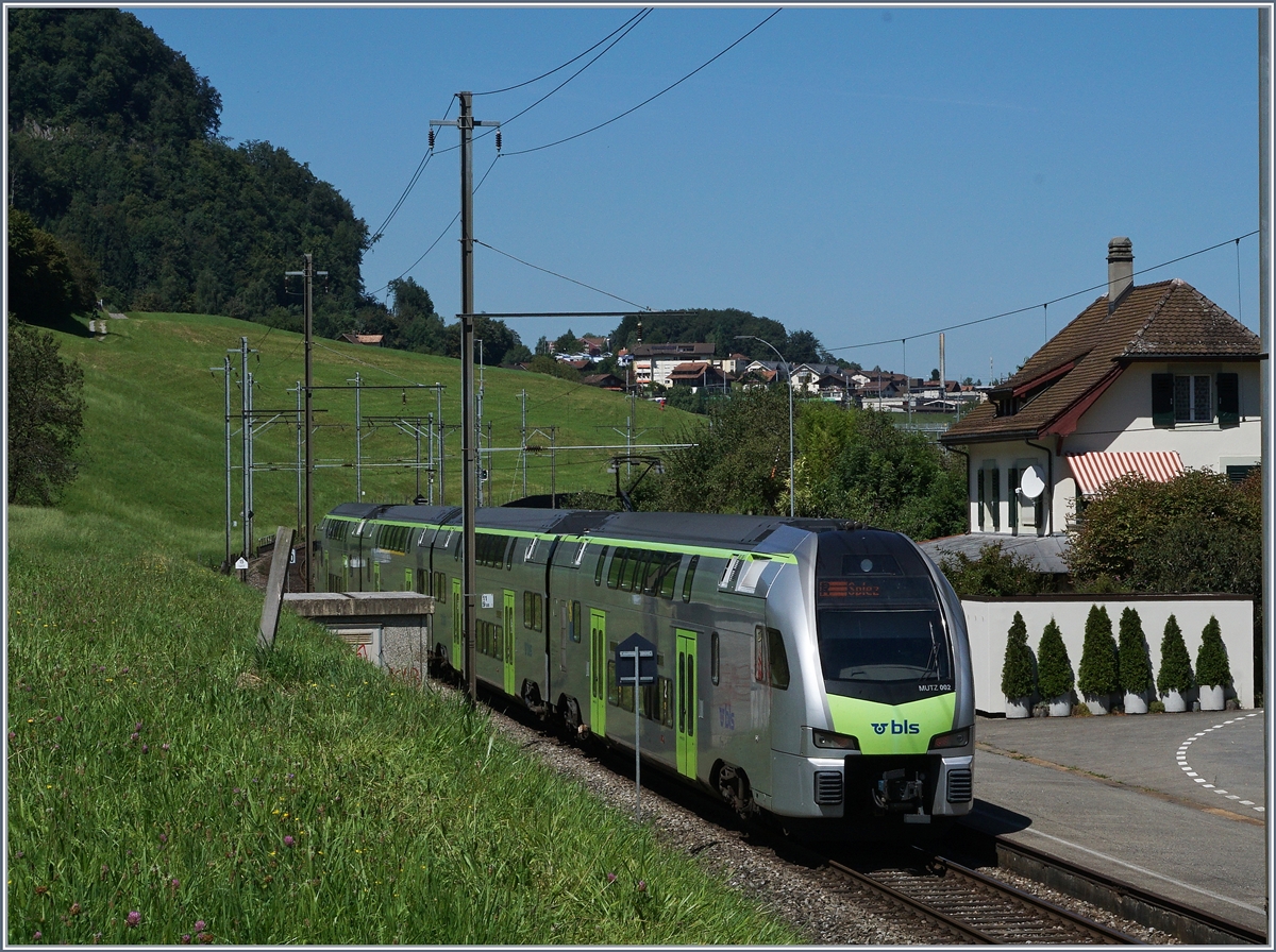 Ein BLS RABe 515  MUTZ  beindt den Regionalverkehr Spiez Interlaken, hier beim Halt in Faulensee. 
