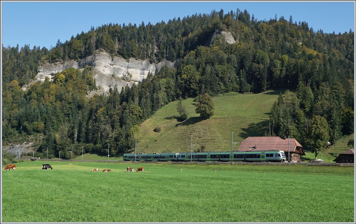 Ein BLS RABe 535  Lötschberger  und RABe 525  NINA  haben das Emmental verlassen und fahren bei Ennetiflis durchs Entlebuch in Richtung Wolhusen. 

30. Sept. 2020