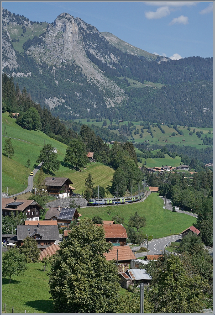 Ein BLS Re 4/4 II ist mit einem aus EW III formierten RE bei Garstatt unterwegs. 

11. Aug. 2020