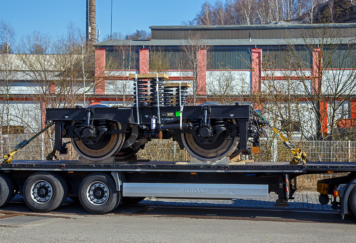 Ein BOMBARDIER FLEXX Power 140 Drehgestell (Fabriknummer SIE 213 113, Baujahr 2014), am 04.03.2022 auf einem LKW verzurrt in Niederschelderhtte bei der ehemaligen Charlottenhtte. Diese Drehgestelle werden fr Lokomotiven der Plattform Bombardier TRAXX verwendet, die als deutsche Baureihe 185 und 146 bekannt sind. 

Gebaut und berarbeitet werden diese Drehgestelle im Bombardier Werk Siegen (Netphen, Ortsteil Dreis-Tiefenbach), ehemalig Waggon Union Siegen, ex SEAG Waggonbau Dreis-Tiefenbach (Siegener Eisenbahnbedarf A.G.).  Was hier nun noch bei einem Unterlieferanten an dem Drehgestell gemacht wird, ist mir nicht bekannt.
