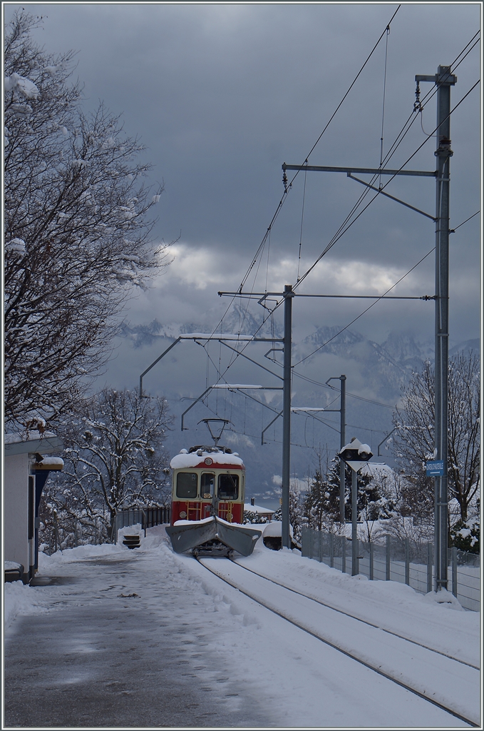Ein CEV BDeh 2/4 färht bei Château d'Hauteville mit einem Schneepflug talwärts. 
2. Feb. 2015
