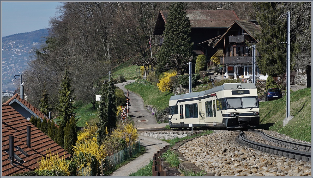 Ein CEV MVR GTW Be 2/6 auf dem Weg nach Montreux kurz vor Chernex.

27. März 2017 