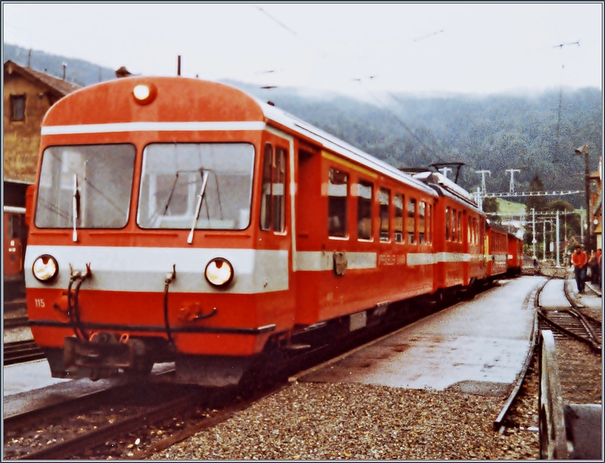 Ein damals ganz neuer Pendelzug der SGA wartet in Appenzell auf die Abfahrt nach St.Gallen.
110 Film / Sept. 1983