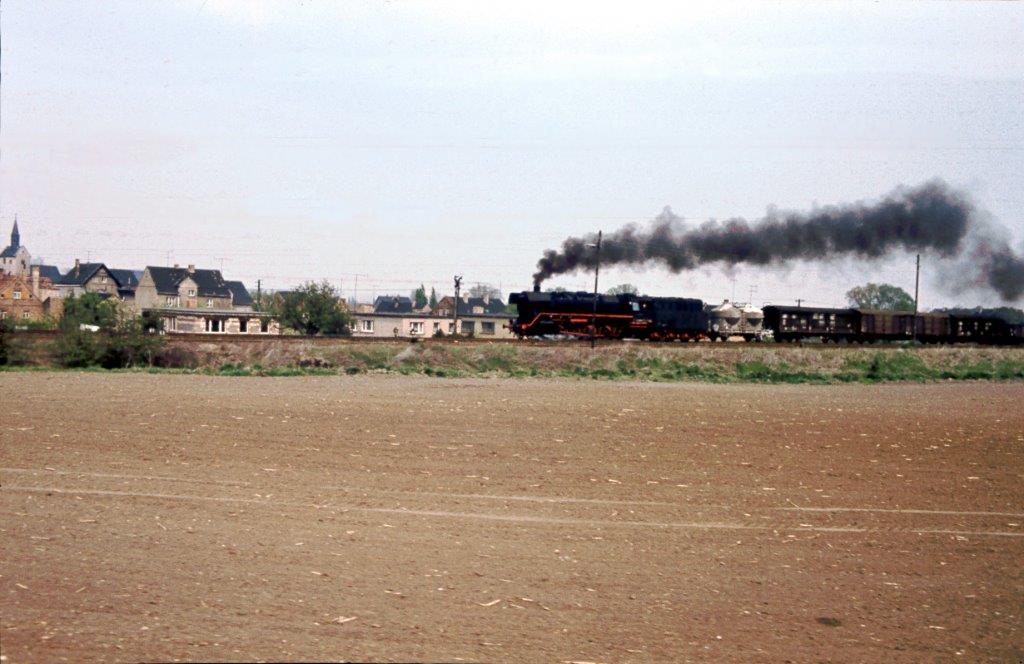 Ein dampflokbespannter G�terzug aus Richtung Halle kommend, am 08.05.1981 vor R�blingen. (Foto: Klaus Pollm�cher)