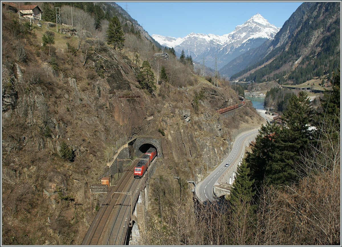 Ein DB 185-Doppel erreicht mit einem Güterzug die unter Meienreussbrücke bei Wassen. 
14. März 2014