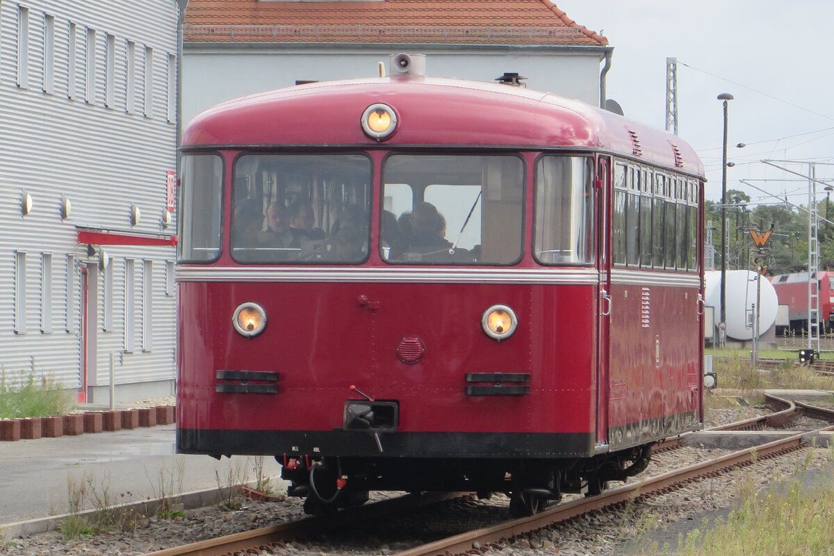 Ein DB (West) Schienenbus ins DR (Ost) Bw! Am Tag der Schiene 17 September 2022 (und auch Dank der Mauerfall...) töfft 795 396 der Berliner Eisenbahnfreunde durch das Areal edes Rangierbahnhofs Seddins.