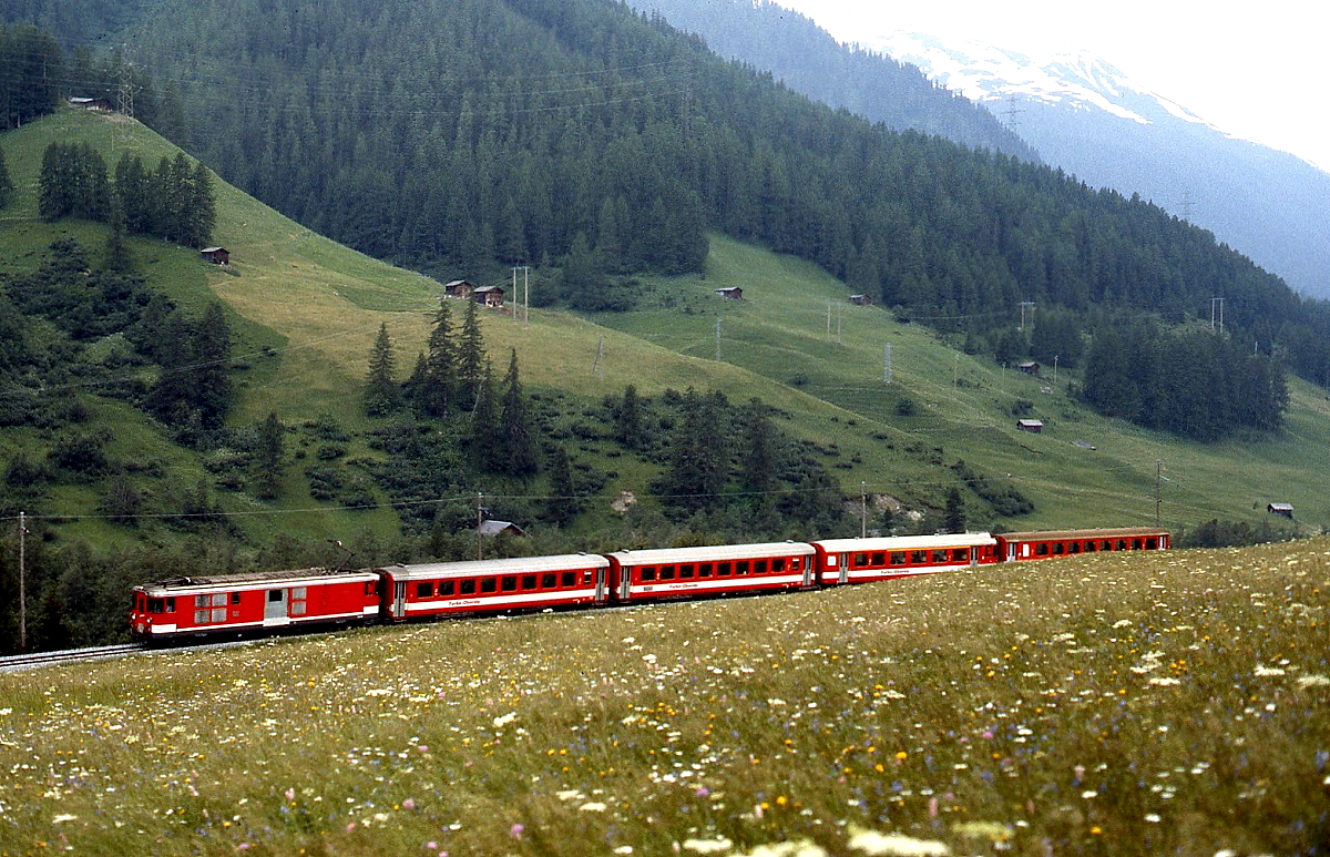 Ein Deh 4/4 der FO ist im Juli 1983 im Goms bei Mnster unterwegs